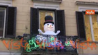 Shopping natalizio a Roma, fiume di persone a via del Corso per l’ultimo weekend