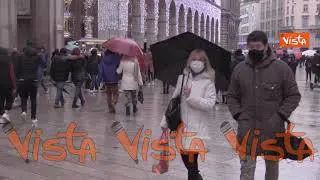 La pioggia riduce gli assembramenti in centro a Milano. Le immagini