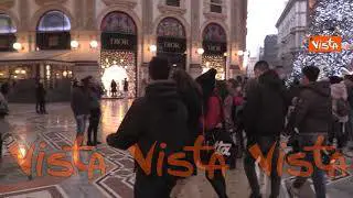 Sensi unici e numero chiuso, in Galleria a Milano evitati gli assembramenti anche con la pioggia