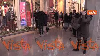 La pioggia rallenta e svuota il centro di Milano. Lo shopping resiste, code davanti ai negozi