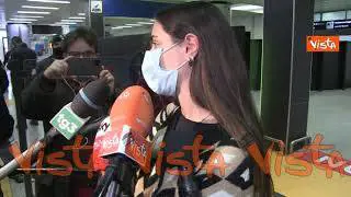 L’abbraccio e i baci di una ragazza tornata dall'Inghilterra con la famiglia