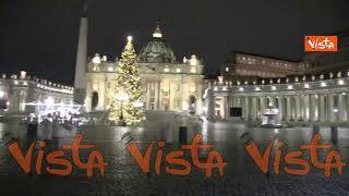 Le campane della messa di Natale a San Pietro, pochi fedeli osservano la piazza vuota