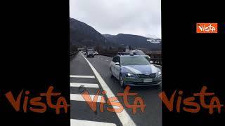 Ecco il passaggio in A22 del Brennero del camion con prime dosi vaccino Covid scortato dalla Polizia