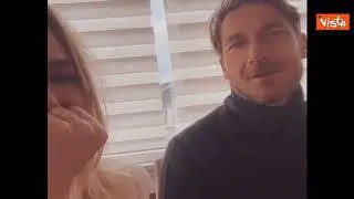 Francesco Totti vestito da Babbo Natale, Ilary scherza: “Non eri male...”
