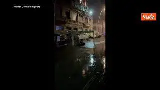 Nubifragio a Napoli, strade allagate e la mareggiata travolge il lungomare