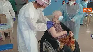 A 101 anni Nonna Florinda è la prima a vaccinarsi contro il Covid a La Spezia