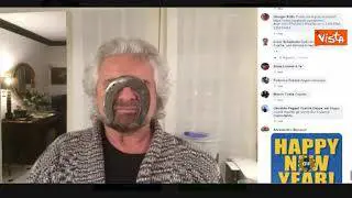 Grillo il messaggio di fine anno, posta foto con ferro di cavallo in faccia
