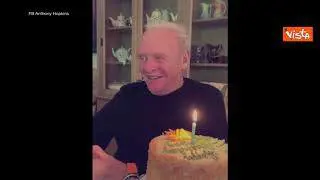 Anthony Hopkins festeggia compleanno e Capodanno spegnendo le candeline sui social