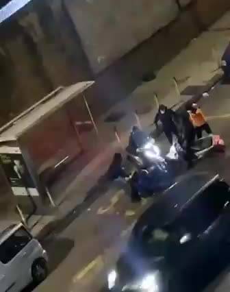 Napoli, il video dell’orrore: rider picchiato e rapinato da banda di malviventi