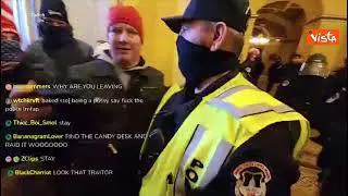 Assalto al Congresso Usa, uno dei manifestanti si fa selfie con poliziotto