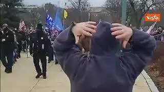 Assalto al Congresso Usa, il corteo di manifestanti fa ingresso nel cortile di Capitol Hill