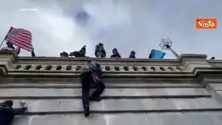 Assalto al Congresso Usa, i manifestanti si arrampicano sulle mura di Capitol Hill
