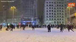 Battaglia di neve a Madrid in Plaza del Callao durante la nevicata