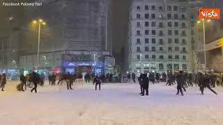 Battaglia di neve a Madrid in Plaza del Callao durante la nevicata