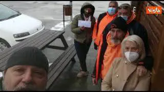 Accumoli coperta dalla neve e i buoni spesa alle famiglie terremotate