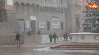 Fiocchi di neve in centro a Bologna. Colli e Appennino avvolti da manto bianco
