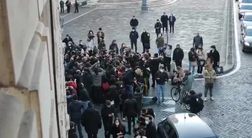 Parla Conte: assembramenti fuori da Palazzo Chigi. Le norme anti-Covid?