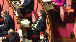 Renzi prende appunti durante intervento di Conte in Senato