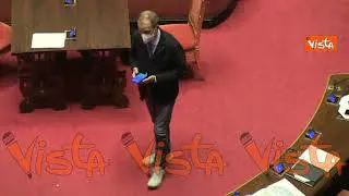Al Senato Calderoli in jeans e scarpe da ginnastica