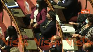 Conte a Iv: "Avete voluto distruggere recovery elaborato insieme". Renzi ride