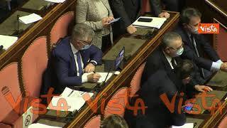 Fiducia Governo, senatori contano i voti sui foglietti durante la chiama