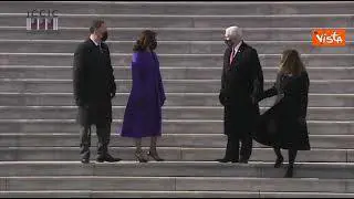 Harris e Pence si fermano a parlare sulle scale del Campidoglio dopo il giuramento