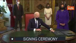 Insediamento Biden, la cerimonia della firma dopo il giuramento