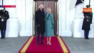 Biden e la First Lady Jill arrivano alla Casa Bianca mano nella mano