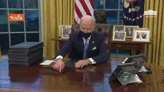 Biden firma i suoi primi decreti nello Studio Ovale, priorità Covid, clima e immigrazione