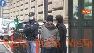 Giornalisti in attesa di una possibile uscita di Conte per andare al Colle