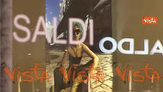 Le vie dello shopping poco frequentate durante i saldi, una ragazza commenta: "Non ce n'è cash"