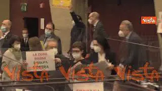Bagarre in consiglio regionale Lombardia, M5S fa sospendere la seduta con fischietti e cartelli