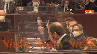 Consiglio regionale Lombardia, protesta di Usuelli (+Europa) che chiede in ginocchio dati a Fontana