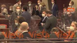 Usuelli (+Eu) espulso dopo essersi inginocchiato davanti a Fontana, è bagarre in Consiglio Lombardia