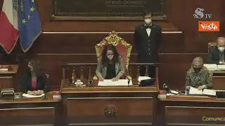 Governo, Taverna legge annuncio dimissioni Conte in Aula Senato, parte un applauso