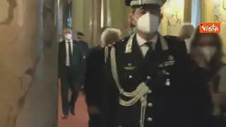 Primo giorno di consultazioni per Mattarella, il presidente si ferma a salutare i giornalisti