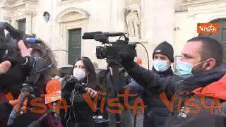 Lezzi (M5S) cade a terra alla domanda se teme che vogliano far fuori Conte