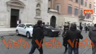 Salvini va in chiesa subito prima di entrare nel suo ufficio in Senato