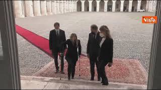 Meloni arriva in stampelle al Quirinale per le consultazioni