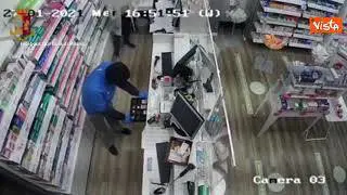 Rapina farmacia sotto casa ma trova la Polizia ad aspettarlo, arrestato pregiudicato a Milano