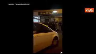 Zona gialla a Napoli, è caos nelle strade della movida con assembramenti e locali pieni