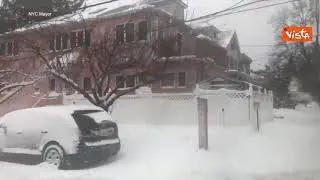 Bufera di neve a New York, gli spazzaneve all'opera per liberare le strade