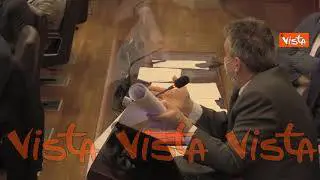 Consiglio regione Lombardia, la protesta di Pizzul (Pd) con rotolo di interrogazioni senza risposta