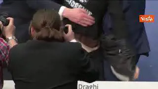 Quando Draghi venne ricoperto di coriandoli da una contestatrice durante una conferenza stampa