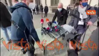 Conte e il tavolino sistemato per la dichiarazione senza che si veda Palazzo Chigi