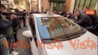 Casaleggio lascia Montecitorio ecco l’inseguimento dei cronisti