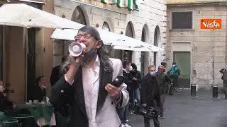 Il disturbatore Gabriele Paolini in piazza: "M5s che sostiene Draghi fa venire latte alle ginocchia"