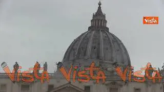 Fedeli sotto la pioggia per il ritorno dell’Angelus in Piazza San Pietro dopo le misure anti-Covid
