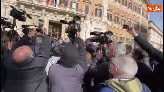 L’assalto dei giornalisti a Salvini all’uscita di Montecitorio dopo le consultazioni