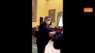 Berlusconi e Draghi, il saluto col gomito all’incontro: "Grazie di essere venuto"